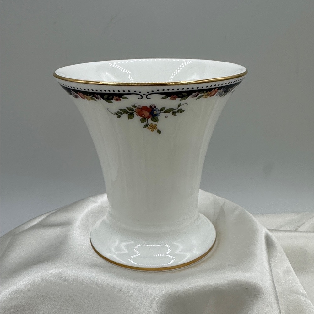 Wedgwood Osborne pattern bone china featuring delicate floral motif w/gold rim